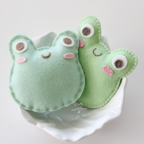 Felt Frog Ornament, How To Sew A Frog, Felt Frog Pattern, Felt Hat Diy, Felt Aesthetic, Frog Sewing, Felt Stuffed Animals, Frog Hats, Felt Frog