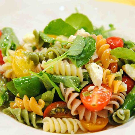 This colorful, flavorful pasta salad makes a family-friendly side dish for any warm-weather gathering. Mac Salad Recipes, Mac Pasta Salad, Lemon Parmesan Pasta, Resep Pasta, Spiral Pasta, Pasta Salad Dressing, Mac Salad, Martha Stewart Recipes, Resep Salad