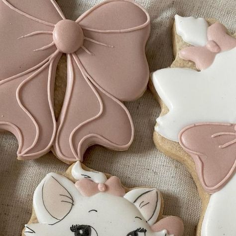 Jami Lee - Sweet Life Co. on Instagram: "🎀" Bows Cookies Decorated, Bow Sugar Cookies Royal Icing, Pink Bow Cookies Decorated, Ribbon Cookies Decorated, Bow Cookies Decorated, Pacifier Cookies, Bow Sugar Cookies, Bow Cookies, Cookies 2023