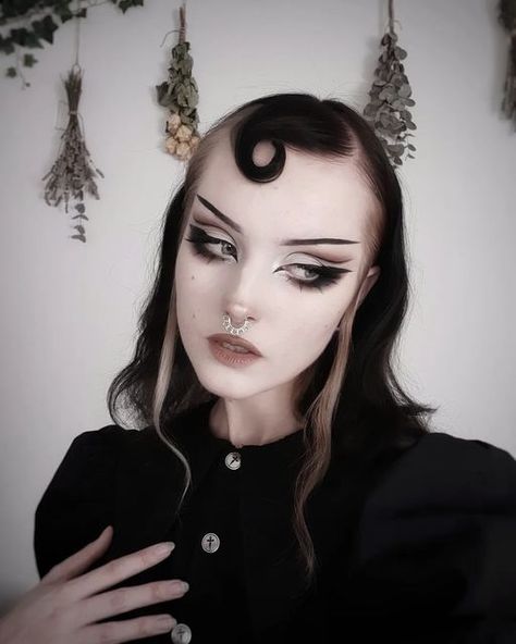 Gothic Eye Makeup, Black And White Makeup, Vampire Makeup, Alt Makeup, Rave Makeup, Alternative Makeup, Eye Makeup Designs, Edgy Makeup, Gothic Makeup