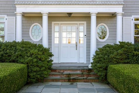 18 Captivating Coastal Entrance Designs You Just Can't Pass Up Coastal Entrance, Beach House Front Door, Front Door Molding, Cottage Paint Colors, Nantucket Beach, Dutch Colonial Homes, Holland House, Lake Houses Exterior, Cottage Painting