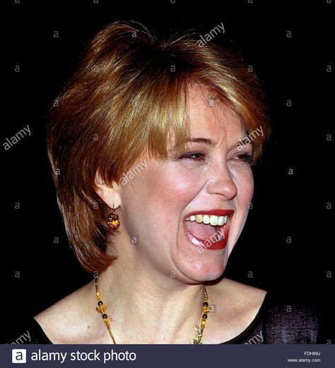 Download this stock image: Washington, DC., USA, 1994 Jane Pauley is an American television anchor and journalist, and has been involved in news reporting since 1975. She is best known for her 13-year tenure on NBC's Today program, followed by 12 years as co-host of Dateline NBC, and for her public acknowledgments of her struggle with bipolar disorder. Credit: Mark Reinstein - FDH69J from Alamy's library of millions of high resolution stock photos, illustrations and vectors. Dateline Nbc, Jane Pauley, Hillary Clinton, Washington Dc, Washington, High Resolution, Hair Cuts, Resolution, Stock Photos