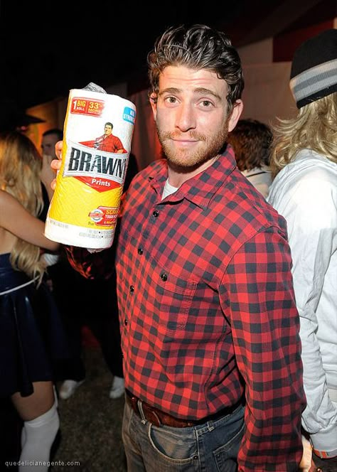 A plaid shirt and rugged stubble can help you identify as a Brawny man. | 31 Insanely Clever Last-Minute Halloween Costumes Broken Doll Halloween Makeup, Creative Halloween Costumes Diy, Quick Halloween Costumes, Clever Halloween, Clever Halloween Costumes, Halloween Outfit Ideas, Diy Kostüm, Last Minute Costumes, Celebrity Halloween Costumes