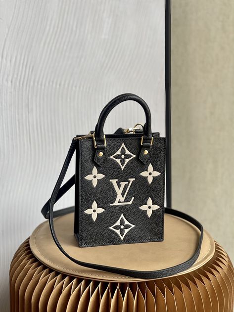 Lv Sling Bag, Lv Virgil Abloh, Louis Vuitton Sling Bag, Dream Purse, Louis Vuitton Perfume, Chanel Handbags Classic, Bag Packs, Dream Bags, Lady Bags