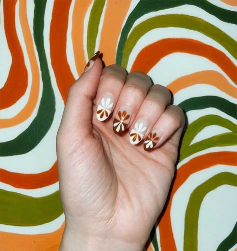 60s Nails Art, Mod Nail Art, Funky Flower Nails, Nails 70s Style, 60s Nail Art, 1970s Nails, Vintage Nails Design Retro, 70’s Nails, Vintage Nails Aesthetic