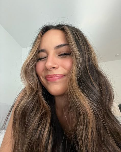 Girl smiling for selfie. White background selfie. Girl taking up-close selfie. Girl has dark brown hair with caramel blonde balayage. Girl has caramel blonde money pieces and caramel blonde balayage, but naturally dark brown hair. Girl is wearing pink lipstick. Caramel balayage. Caramel money pieces. Brunette Balayage And Money Piece, Money Pieces Hair Brunette, Money Piece Straight Hair Brunette, Brunette With Light Money Piece, Chocolate Balayage With Money Piece, Caramel Highlights On Dark Hair Money Piece, Light Brown Money Pieces On Dark Hair, Brunette Hair With Lighter Front Pieces, Brunette Hair With Light Brown Money Piece