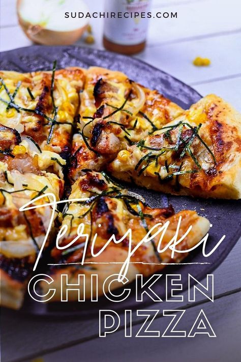 Japanese teriyaki chicken pizza served on a black plate and sprinkled with nori. Asian Style Pizza, Fried Teriyaki Chicken, Chicken With Mozzarella Cheese, Chicken With Mozzarella, Chinese Pizza, Chef Taro, Japanese Pizza, Pizza From Scratch, Delicious Pizza Recipes