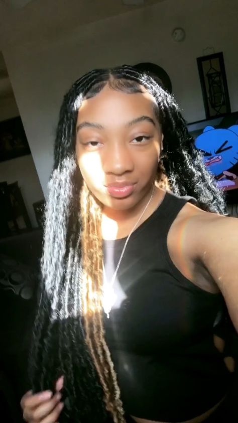 Soft Locs With Peekaboo, Blonde Peekaboo Locs, Peekaboo Soft Locs, Braided Hairstyles Aesthetic, Blonde Peekaboo Braids, Peekaboo Locs, Hairstyles Protective, Tan Skin Blonde Hair, Soft Locs