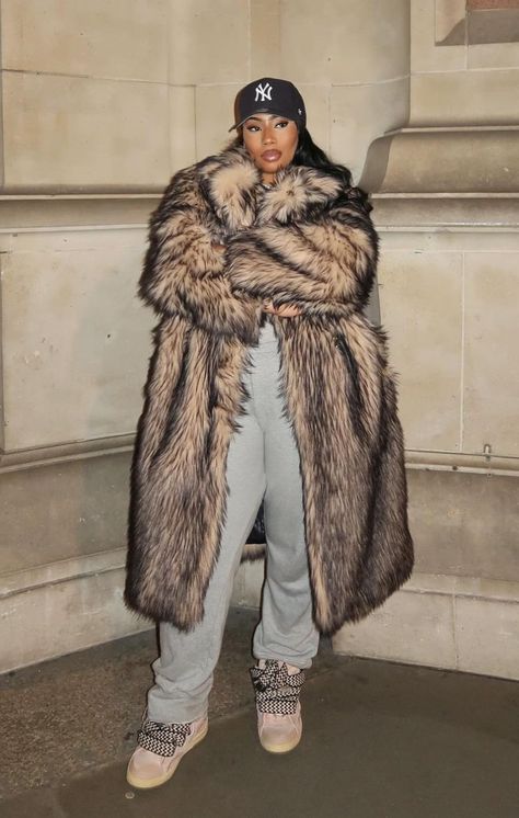 Fur Hat Aesthetic, Fur Coat Outfit Baddie, Pink Fur Coat Outfit, Instagram Baddie Outfit, Fur Coat Outfits, Oversized Fur Coat, Fur Jacket Outfit, Pink Fur Coat, Fur Coat Outfit