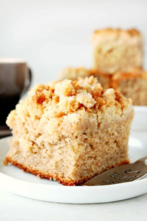 Easy Crumb Cake, Apple Crumb Cake Recipe, Cake With Apples, Crumble Cake Recipe, Apple Crumb Cake, Streusel Topping Recipe, Beginner Baker, Apple Crumble Cake, Apple Crumb Cakes