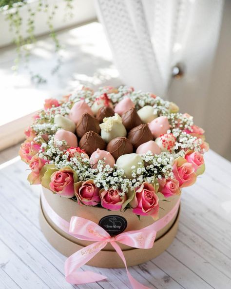 Strawberry Flower Bouquet, Natural Flower Centerpieces, Chocolate Arrangements, Flower Chocolate, Valentine Strawberries, Berry Bouquet, Strawberry Box, Chocolate Covered Strawberry Recipe, Chocolate Covered Strawberries Bouquet