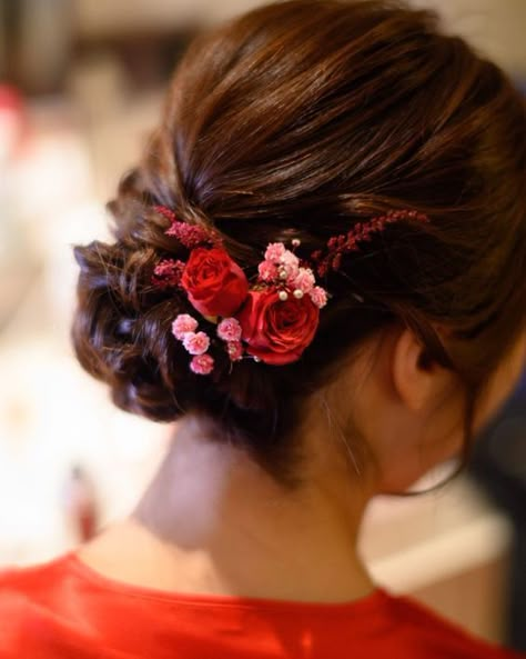 20 Unique Bridal Bun Hairstyles You Need to Try In 2024-2025 - Pyaari Weddings Muhurtham Hairstyle, Bridal Bun Hairstyles, Indian Bun Hairstyles, Messy Ponytail Hairstyles, Bridesmade Hair, Bridal Hair Decorations, Hair Style On Saree, Flower Bun, Engagement Hairstyles