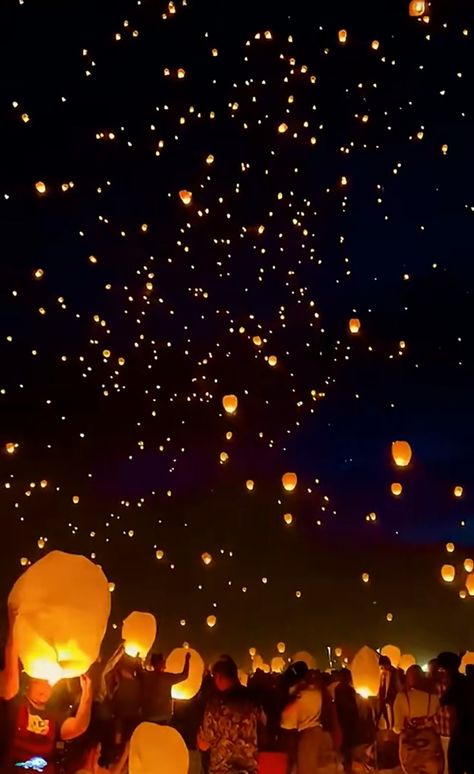 Floating Lantern Festival, Lantern Aesthetic, Wish Lanterns, Flying Lantern, Floating Lanterns, Couple Goals Teenagers Pictures, Digital Invitations Wedding, Twilight Sky, Sky Lanterns