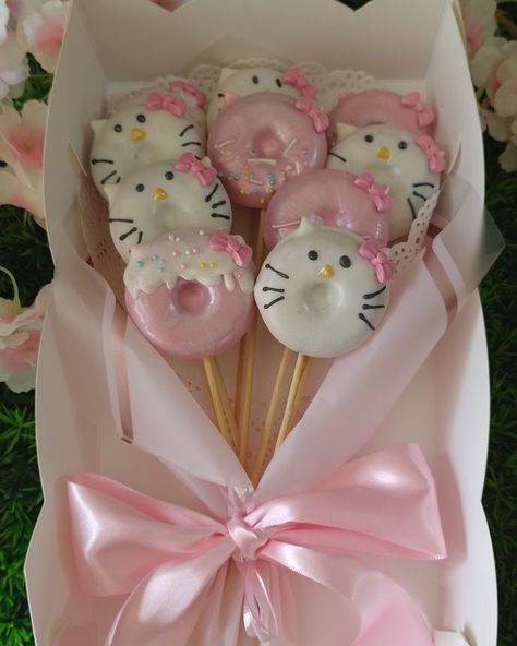 Mini Donuts Ideas, Hello Kitty Donut, Hello Kitty Birthday Theme, Donut Decorating Ideas, Hello Kitty Theme Party, Candy Gifts Diy, Tiered Cakes Birthday, Diy Donuts, Mini Doughnuts