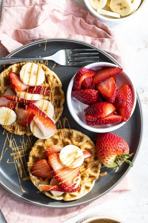 High Protein Oat Waffles (Breakfast Recipe) - Skinnytaste Skinnytaste Breakfast, Protein Bread Recipe, Oat Waffles, Waffles Breakfast, Ww Breakfast, Protein Waffles, Breakfast Waffles, Eat Seasonal, Skinnytaste Recipes