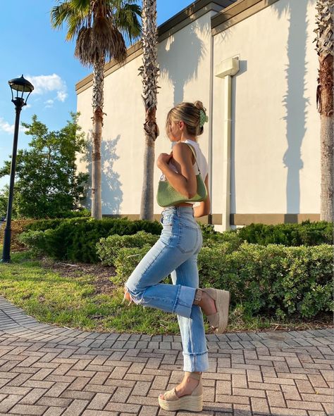 Wedge Heel Sandals Outfit, Jeans With Heels Outfits Summer, Sandal Platform Outfit, Cute Wedge Sandals, Wedge Heels Outfit Jeans, Casual Sandals Outfit, Cute Outfits With Wedges, Wedge Sandals Outfit Jeans, Jeans With Sandals Outfit