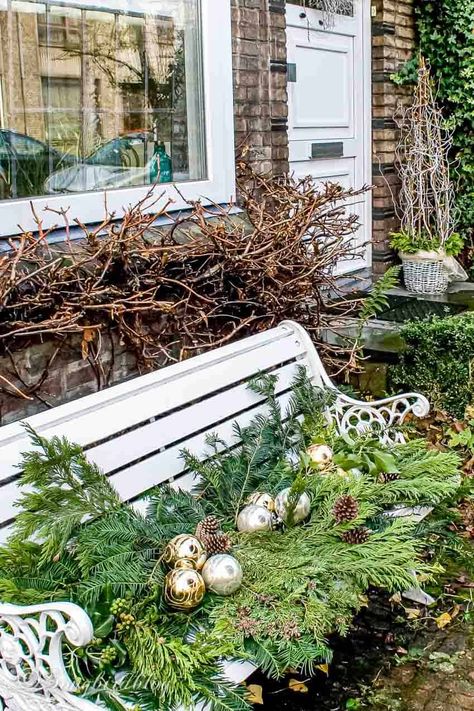 Christmas Bench Decorations Outdoor, Christmas Bench Decorating Ideas Outside, Bench Decorating Ideas Outdoor For Christmas, Outdoor Bench Decorating Ideas Christmas, Outdoor Vintage Christmas Decorations, Christmas Bench Decorating Ideas, Christmas Porch Bench Decorating Ideas, Simple Winter Porch Decor, Primitive Christmas Porch Ideas