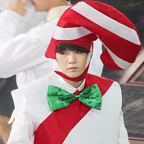 Suga Christmas, Yoongi Christmas, Yoongi Icon, Bts Christmas, Christmas Memes, Christmas Concert, Christmas Icons, Min Yoongi Bts, Christmas Gif