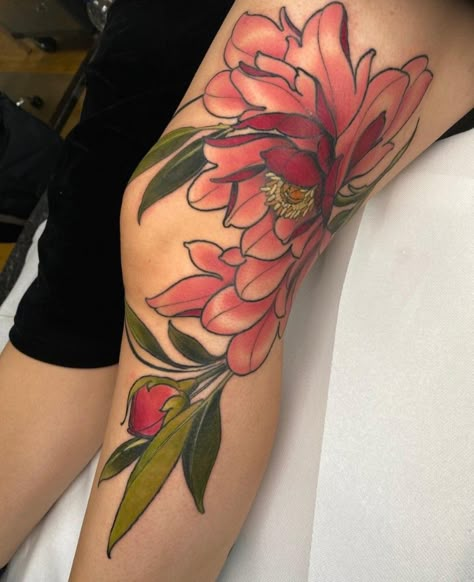 Back Of The Knee Tattoo, Peony Knee Tattoo, Peony Hip Tattoo, Peony Back Tattoo, Colored Flower Tattoos, Dahlia Tattoos, Money Tattoos, Tattoo Bible, Floral Hip Tattoo