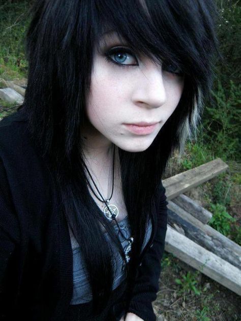 Short Emo Hair 2000s, R9 Haircut, Emo Hairstyles Short, 2000s Emo Hair, 2000s Emo Makeup, Haircuts Emo, Amber Mccrackin, Black Emo Hair, Emo Haircut