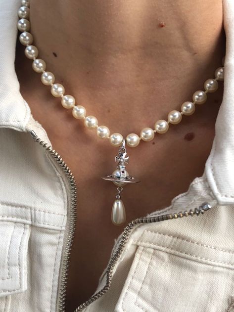 linda on Twitter: "I think about her a lot actually… " Vivienne Westwood Necklace, Westwood Necklace, Vivienne Westwood Jewellery, Pearl Drop Necklace, Jewelry Inspo, Dream Jewelry, Pretty Jewellery, Vivienne Westwood, Piercing Jewelry