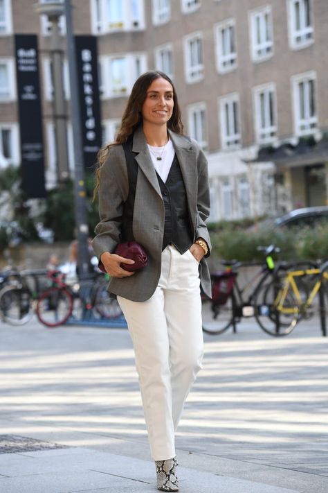 2019's Vest Trend Is Worth Trying Now And Wearing Next Year Too Blazer And Vest Women, Waistcoat Outfit Women Winter, Vest And Jacket Outfit, Waistcoat Woman Outfit, Leather Vest Outfit, Vest Street Style, Mode Dope, Waistcoat Outfit, Street Style 2023