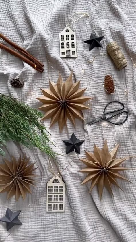 Advent Diy Decoration, Christmas Decorations Paper Diy, Diy Paper Ornaments Christmas Easy, Brown Paper Christmas Decorations, Large Paper Stars Diy, Nordic Paper Star Diy, Paper Star Christmas Decorations, Christmas Paper Stars Diy, Diy Christmas Ornaments Paper