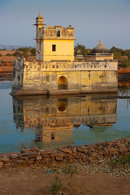 Rani Padmini's palace, Chittorgarh (Jim Royal) Modern Rajasthani Architecture, Rajputana Architecture, Rani Padmini, Jaipur Tourism, Outhouse Design, Chittorgarh Fort, Travel Destinations In India, Mount Abu, India Travel Places