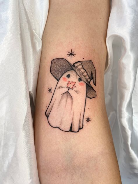 @anatrisz.art Fall Halloween Tattoo Ideas, Feminine Ghost Tattoo, Feminine Spooky Tattoos, Kawaii Ghost Tattoo, Happy Ghost Tattoo, Flower Ghost Tattoo, Halloween Cute Tattoo, Mushroom Ghost Tattoo, Cute Halloween Tattoos For Women