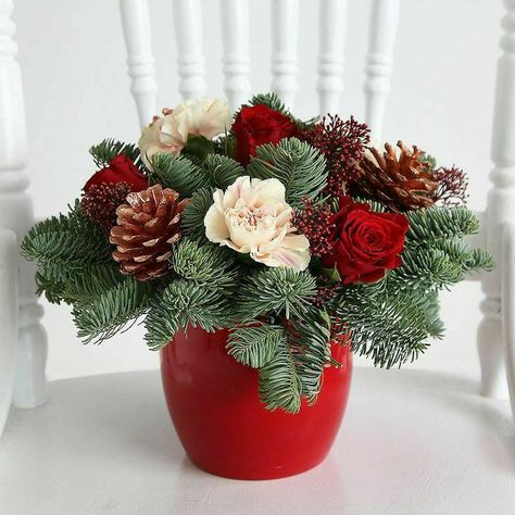 Roses And Carnations, Cork Crafts Christmas, Holiday Floral Arrangements, Christmas Centers, Christmas Bouquet, Hawaii Tropical, Christmas Flower Arrangements, Flower Decorations Diy, Fresh Flower Bouquets