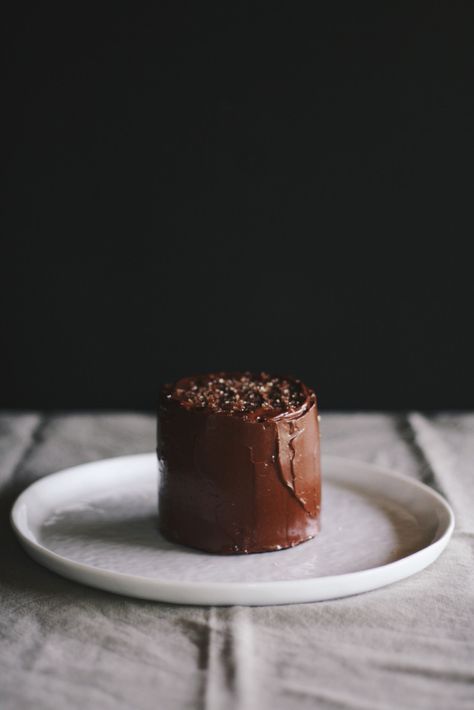 Chocolate Mini Cake, Dessert Sans Lactose, Chocolate Olive Oil Cake, Sour Cream Frosting, Small Cakes, Oil Cake, Olive Oil Cake, Small Cake, Mini Cakes