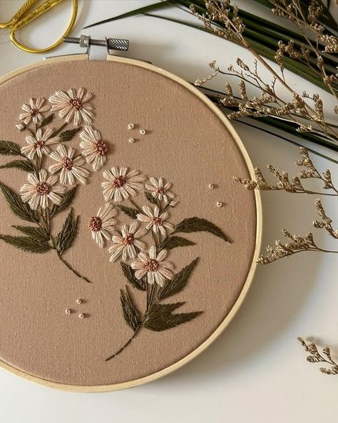 Olivia Embroidery, Floral Interior Design, Daisy Embroidery, Clothes Embroidery Diy, Embroidery Lessons, Crochet Knit Stitches, Hoop Embroidery, Floral Interior, Friday Evening