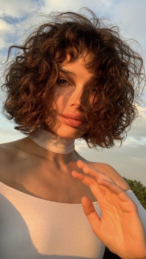 Different Haircuts For Curly Hair, Short Curly Hair Fringe, Short Wavy Hair With Layers And Bangs, Short Hair For Curly Hair Natural Curls, Perm Hair Short, 2c Short Hair, Short Haircuts For Curly Hair Natural Curls, Short Hair Cuts Curly, Permed Short Hair