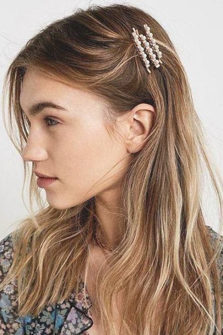 Pearl Hair Clip / hair styles #hair #beauty #hairstyle #hairgoals / Pinterest: @fromluxewithlove Dunner Wordend Haar, French Braid Hairstyles, Clip Hairstyles, Pearl Hair Clip, Penteado Cabelo Curto, Bandana Hairstyles, Halloween Hair, Head Hair, Pearl Hair