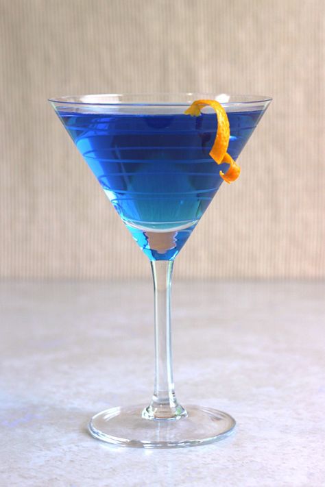 Blue Monday drink recipe with blue curacao, vodka and Cointreau. http://mixthatdrink.com/blue-monday/ Blue Alcoholic Drinks, Curacao Drink, Blue Curacao Drinks, Martini Recipes Vodka, Sangria Bar, Winter Sangria, Blue Drink, Coctails Recipes, Blue Drinks