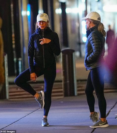 Jennifer Aniston keeps fit on the set of The Morning Show as she heads for a jog | Daily Mail Online Fall Running Outfit, Jogging Outfit Running, Activewear Street Style, Jennifer Aniston Workout, Cute Running Outfit, Workout Outfits Winter, Stylish Workout Clothes, The Morning Show, Jogging Outfit