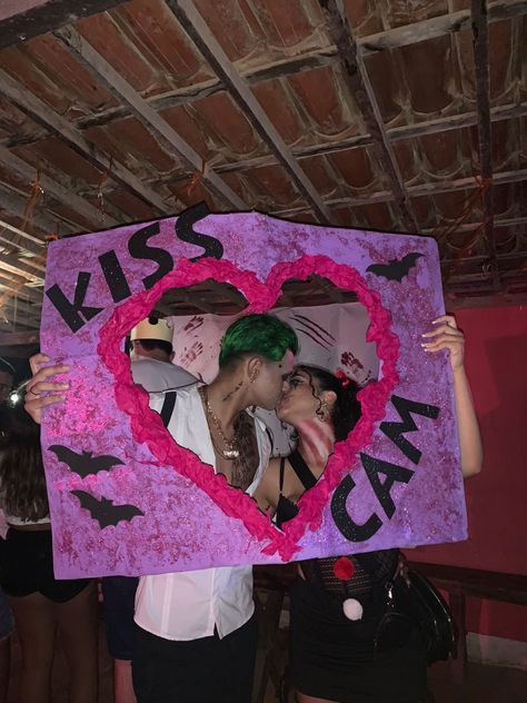 Kiss Cam Halloween, Halloween Backdrop Photobooth, Easy Halloween Party Decorations, Halloween Party Decorations Indoor, Easy Halloween Party Decor, Halloween Kiss, Kiss Cam, Vampire Party, Fiesta Halloween