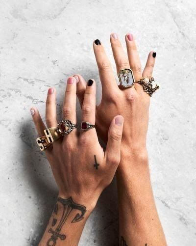 Harry Styles Hands, Harry Styles Nails, Nagellack Trends, Harry Styles Pictures, Harry Styles Photos, Mr Style, Cool Nail Designs, Nail Paint, Harry Edward Styles