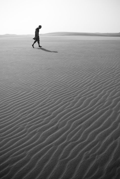 Desert Black And White, Black Moon Lilith, Nature Photography Tips, Black And White Beach, Sand Textures, Photography Guide, Take Better Photos, Blue Tree, Beaches In The World