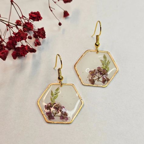 Dried flowers & Resin 2x2cm Cute Earrings, Resin Jewelry, Resin Art, Dried Flowers, Flowers, Instagram, Art