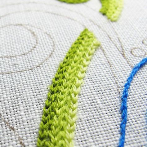 Crewel Embroidery Tutorial, Bordados Tambour, Crewel Embroidery Patterns, Crewel Embroidery Kits, Hardanger Embroidery, Embroidery Tutorial, Learn Embroidery, Stitch Lines, Different Shades Of Green