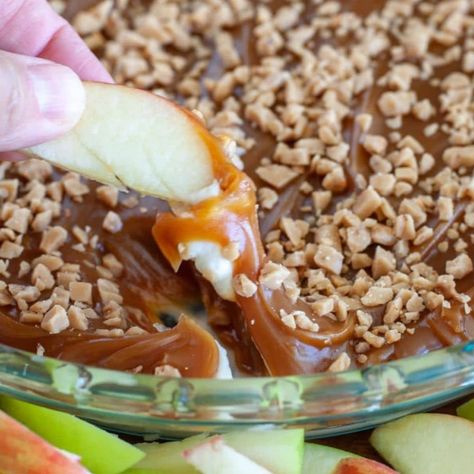 Caramel apple dip is so simple to make. Sweet cream cheese layer topped with caramel and toffee bits. This caramel apple dip is a must try! Caramel Dipping Board, Carmel Cream Cheese Heath Dip, Caramel Apple Heath Dip, Apple Carmel Dips, Cream Cheese Skor Apple Dip, Candy Apple Dip, Cheesecake Caramel Apple Dip, Carmel Apple Cheesecake Dips, Skor Dip For Apples