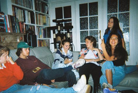 Kodak Disposable Camera Pictures, Friends Vintage Aesthetic, Kodak Film Pictures, Film Pictures Friends, Gay Friend Group, Kodak Photography, Kodak Pictures, Disposable Film Camera, College Pictures