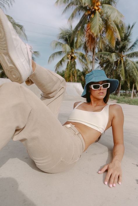 Tropical Sunglasses Aesthetic, Lifestyle Photography Poses, Sunglasses Model Photography, Photoshoot With Glasses, Photoshoot With Sunglasses, Sunglasses Editorial, Sunglasses Photoshoot, Miami Photoshoot, Sunglass Photoshoot