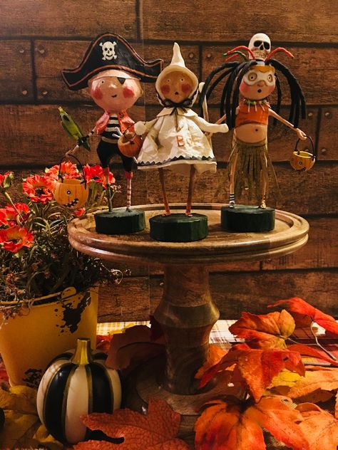 Lori Mitchell Halloween Display, Papie Mashe, Halloween People, Lori Mitchell, Trick Or Treaters, Halloween Decorating, Halloween Vintage, Happy Fall Y'all, Trick Or Treater