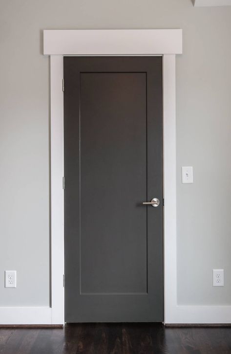 Door Color is Sherwin Williams Iron Ore.  Walls could be SW Repose Gray? Front Doors Styles, Deur Ensuite, Sw Repose Gray, Interior Door Colors, Spec House, Dark Doors, House Trim, Brown House, Grey Doors