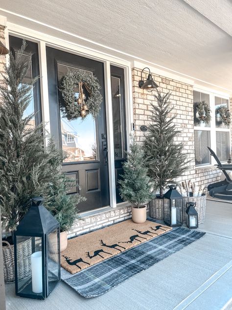 Front Porch Winter Decor, Entrance Makeover, Luxury Entryway, Winter Front Porch Decor, Christmas Entry, Entryway Design, Front Door Christmas Decorations, Modern Entrance, Winter Porch