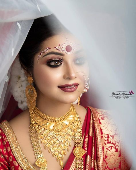 Kumkum Design, Indian Bride Makeup, Bengali Bridal Makeup, Indian Wedding Fashion, Bridal Eye Makeup, Indian Wedding Photography Couples, Bengali Bride, Bengali Wedding, Bridal Lehenga Red