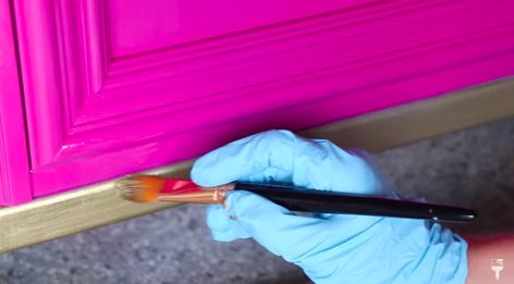 Extreme Hot Pink Furniture Makeover with Glossy Spray Paint — prettydistressed Bright Pink Paint Colors, Pink Dresser Makeover, Hot Pink Paint, Hot Pink Furniture, Hot Pink Room, Pink Spray Paint, Lacquer Spray Paint, Spray Paint Furniture, Mirrored Dresser