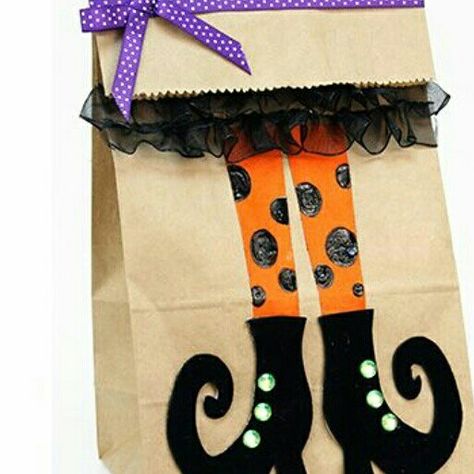 Bolsa decohalloween Bruja Halloween, Adornos Halloween, Halloween Ii, Halloween Goodies, Homemade Halloween, Halloween Diy Crafts, Halloween Bags, Halloween Snacks, Halloween 2019